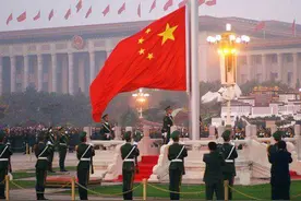 中国第一升旗手，12年0失误，退伍后直接被企业高薪邀请，后来怎么样了？图片