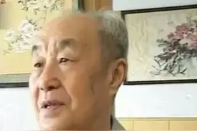 独臂英雄归乡，隐姓埋名住马棚，副师长找了数年，再见时泪流不止图片