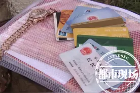 手动点赞！外卖小哥八一桥头捡到包，看到包内东西后立马报警图片
