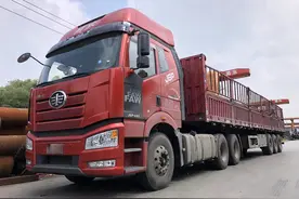 单胎挂车运钢材有啥优势？卡车司机：减重又省油，但对路况要求高图片