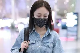 刘芸奔4了还是好年轻，穿短牛仔裙配皮靴好时髦，状态不输小姑娘图片