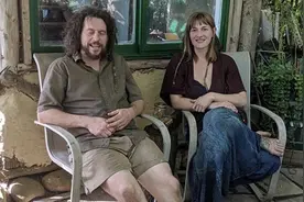 自己建房自己种菜，一对加拿大夫妻自给自足生活10年，幸福感爆棚图片