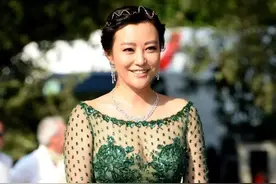 郝蕾“水蜜桃”身材真绝！一袭透纱长裙难掩丰满，单身一样有魅力图片