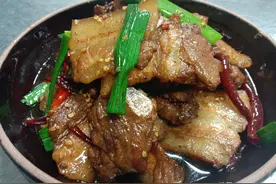 小伙儿用五花肉加脆骨，用原始的方法做出一碗家常版肉片脆骨，香图片