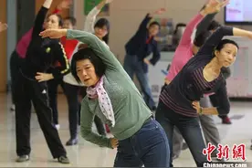 广播体操70岁啦！这些照片里是否有少年的你？现在开始做第八套广播体操，原地踏步走……图片