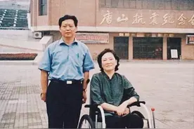 婚后一周，妻子在地震中高位截瘫，飞行员丈夫不离不弃守护41年图片