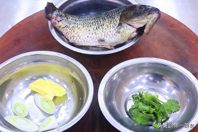 鲫鱼煲汤要去除鱼鳞片