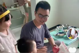 姚师兵与许敏：年近花甲恩爱如初，儿子家秀恩爱，30年从未红过脸图片