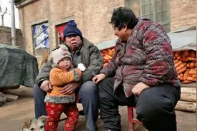 三个老光棍儿和一个智障媳妇，生了一个健康的娃儿，死了也无憾了图片