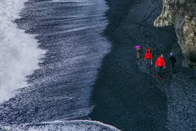 冰岛神秘的黑沙滩，黝黑诡异，人迹罕至，犹如外星球景观图片