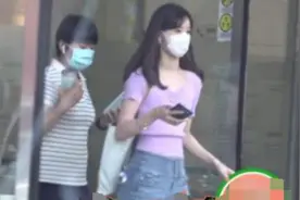 刘强东老婆章泽天出行带助理 发现偷拍镜头超淡定图片