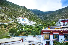 拉萨有一座寺庙，是西藏最大的佛教建筑群，曾拥有540多个牧场图片