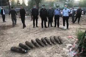 陕西宝鸡一施工工地挖出12枚加农炮弹，引信完好，弹体内可能装有炸药，公安民警迅速处理！图片
