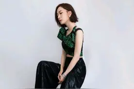 王珞丹衣品很高级，穿绿色和黑色相间短款上衣配高腰裤，气场全开图片
