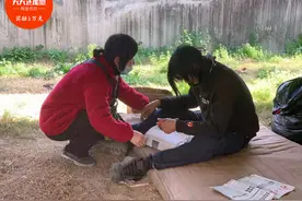 环卫大姐给流浪小伙送饭3个月后，他忽然开口了，最终结局太暖图片