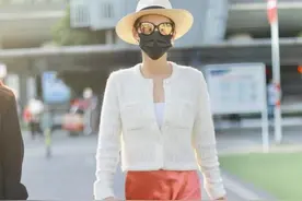 张嘉倪真会玩，穿橘色缎面裙混搭运动鞋，意外美出新高度图片