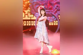 谢娜的时尚好难懂，为显高把裙子提到胸上，没想到更加显高时髦了图片