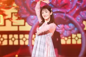 谢娜的时尚好难懂，为显高把裙子提到胸上，没想到更加显高时髦了图片