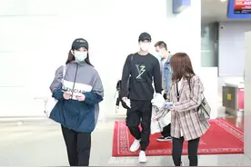 恋爱了？海陆张峻宁1月3次机场同框，男方乖巧跟身后女方办业务图片