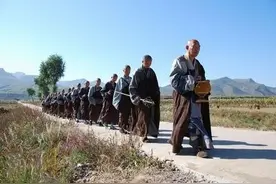 东北大悲寺里全是和尚，每天只吃一顿饭，不收香火钱更不设功德箱图片