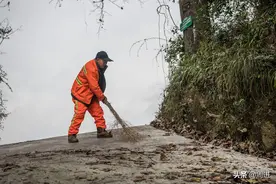 53岁五保户风雨无阻，每天乘公交回家清扫10公里乡村公路图片