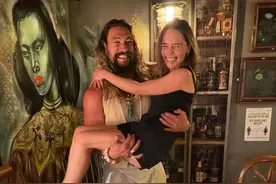 权游马王龙妈相聚！龙妈被公主抱表情崩坏，网友：别笑眉毛会掉图片