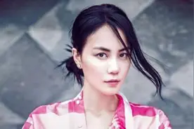 同为王菲的女儿，一个在贵族学校上学，另一个坐电动车吃路边摊图片