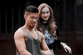 肌肉男带白人妻子上街，当看到孩子，才知妈妈基因的重要性图片