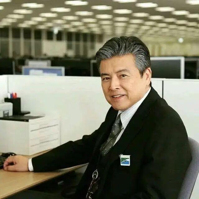 三浦友和骨相真耐老,头发灰白梳小侧背依然帅气,发型选对了