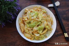 教你包菜的素炒做法，又脆又入味，比放肉还好吃下饭图片