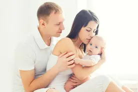 宝宝真的不能乱抱，关键3点注意要记牢，大人省事不伤娃脊柱图片