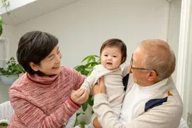 姥姥带大的娃，爸爸却让孩子和奶奶亲，说出来的理由过于霸道图片