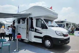 纵置上下折叠床＋独立厨房 罗曼特斯C4房车45.8万元起售图片