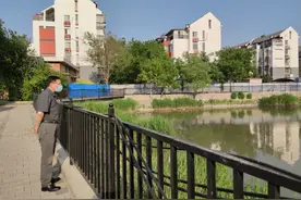 区委书记李清看望慰问节日期间坚守岗位干部职工，检查疫情防控、复工复产和安全工作图片