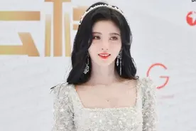 鞠婧祎美得过分！穿白色公主裙艳压全场，脚踩30cm高跟鞋不简单图片