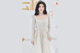 鞠婧祎美得过分！穿白色公主裙艳压全场，脚踩30cm高跟鞋不简单图片