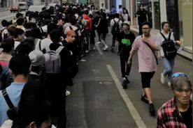 年入90亿，凌晨排队抢不到！史上最丑鞋王，为何突然爆火？图片