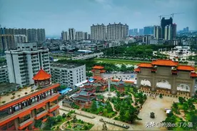 这座人造仿古建筑，竟因有“东南亚最大高空铜像”，广受游人赞美图片