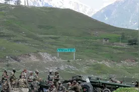喜马拉雅山两侧的炮兵对峙，我军PCL181卡车炮碾压印军M777榴弹炮图片