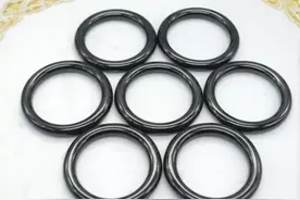 赌石实战：6.3公斤的翡翠蒙头料，切出7只罕见墨翠手镯图片