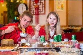 伦敦富婆来中国旅游，吃完当地午饭后，却怒吼道：欺人太甚图片