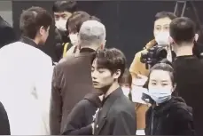 时尚盛典现重大失误，男星受邀却没座位，尴尬站4分多钟提前离场图片