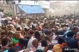 印度上千村民互扔牛粪送祝福，现场粪便满天飞图片