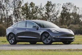特斯拉Model 3将迎来大更新：新增电动尾门、双层玻璃图片