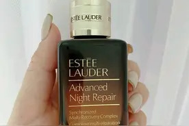 雅诗兰黛小棕瓶和兰蔻小黑瓶哪个好用？它们适合谁用？一起了解下图片