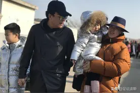 王楠全家回农村老家，富豪老公开三轮带儿女 大满贯抱女儿笑开花图片