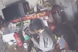 江苏91岁老人亲吻抚摸妻子遗像，外孙女回应：那是他唯独记得的人图片