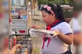 小女孩路边吃串串，小肚子让人“出戏”，网友：和我爸肚子一样图片