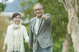28岁姑娘嫁63岁大爷，新婚生活什么感受？在一起很幸福图片
