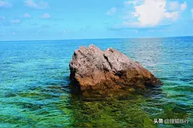黄岩岛是中沙群岛唯一露出水面的岛礁，因暗黄色巨礁而得名图片